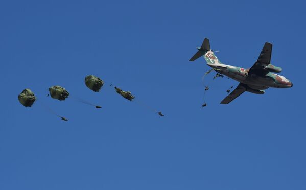 Paraquedistas da Primeira Brigada Aerotransportada japonesa saltam de um avião de transporte Kawasaki C-1 - Sputnik Brasil