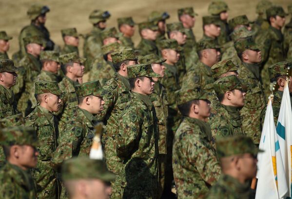 Militares da Primeira Brigada Aerotransportada das Forças de Autodefesa do Japão durante as manobras no Campo de Treinamento de Narashino - Sputnik Brasil