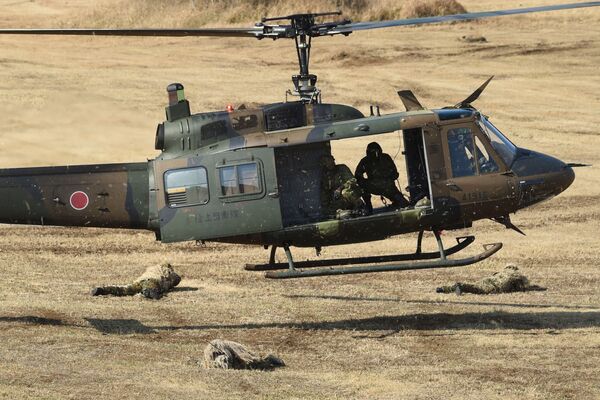 Um helicóptero UH-1J das Forças de Autodefesa do Japão durante as manobras em Narashino - Sputnik Brasil