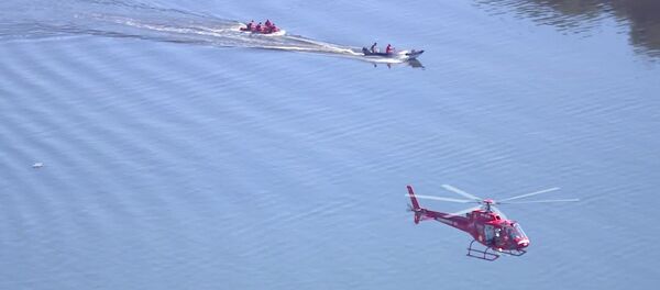 Equipe de resgate trabalha na Baía de Guanabara, Rio de Janeiro, após queda de helicóptero da Polícia Militar. - Sputnik Brasil