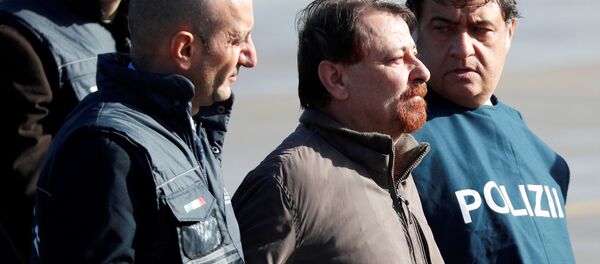 Cesare Battisti chega a Roma - Sputnik Brasil