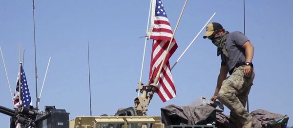 Soldado americano em um veículo blindado - Sputnik Brasil