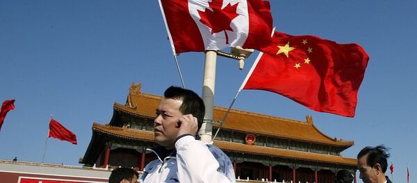A man walks past flags of Canada and China in front of Tiananmen Gate in Beijing (File) - Sputnik Brasil