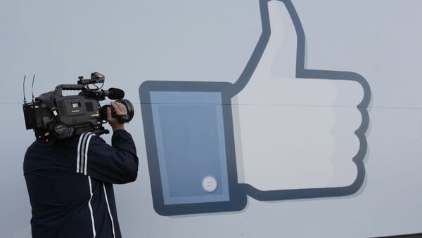Placa mostra o símbolo de Like fora da sede do Facebook em Menlo Park, Califórnia - Sputnik Brasil