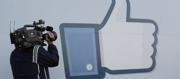 Placa mostra o símbolo de Like fora da sede do Facebook em Menlo Park, Califórnia Placa mostra o símbolo de Like fora da sede do Facebook em Menlo Park, Califórnia - Sputnik Brasil