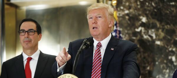 President Donald Trump, accompanied by Treasury Secretary Steven Mnuchin, speaks to the media in the lobby of Trump Tower in New York, Tuesday, Aug. 15, 2017 - Sputnik Brasil