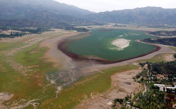 Os investigadores da Universidade do Chile explicam que o desaparecimento do reservatório foi provocado pela expansão das cidades e da agricultura, bem como pelas mudanças climáticas e secas graves na região - Sputnik Brasil