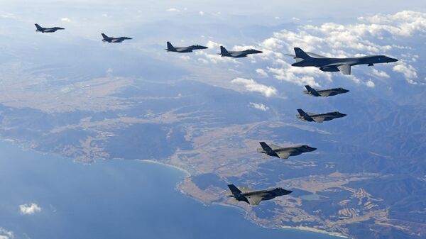 Bombardeiro B-1B da Força Aérea dos EUA sobrevoa a Península da Coreia com jatos de combate sul-coreanos  durante exercício aéreo combinado. - Sputnik Brasil