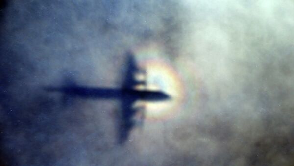 Sombra do avião da Força Real da Nova Zelândia P3 Orion vista nas nuvens durante as buscas do avião malaio MH370 desaparecido - Sputnik Brasil