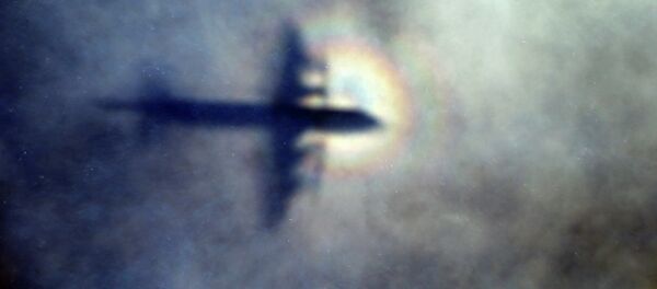 Sombra do avião da Força Real da Nova Zelândia P3 Orion vista nas nuvens durante as buscas do avião malaio MH370 desaparecido Sombra do avião da Força Real da Nova Zelândia P3 Orion vista nas nuvens durante as buscas do avião malaio MH370 desaparecido - Sputnik Brasil