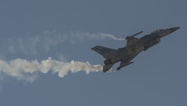 Um F-16 Desert Falcon dos Emirados Árabes Unidos faz manobras no Bahrain International Airshow em 2016. - Sputnik Brasil