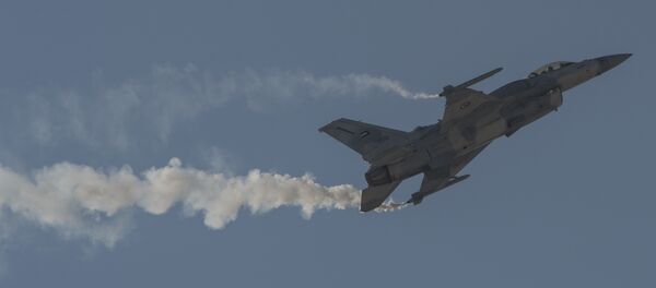 Um F-16 Desert Falcon dos Emirados Árabes Unidos faz manobras no Bahrain International Airshow em 2016. - Sputnik Brasil