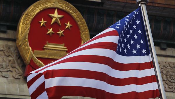 Bandeira americana é vista ao lado do emblema nacional chinês durante uma cerimônia de boas-vindas ao presidente dos EUA, Donald Trump, do lado de fora do Grande Salão do Povo em Pequim (arquivo) - Sputnik Brasil