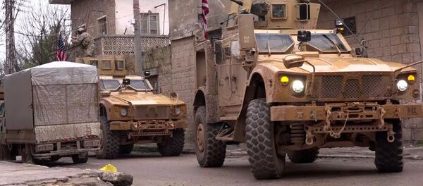 Blindados norte-americanos, vistos na área da explosão na cidade de Manbij - Sputnik Brasil