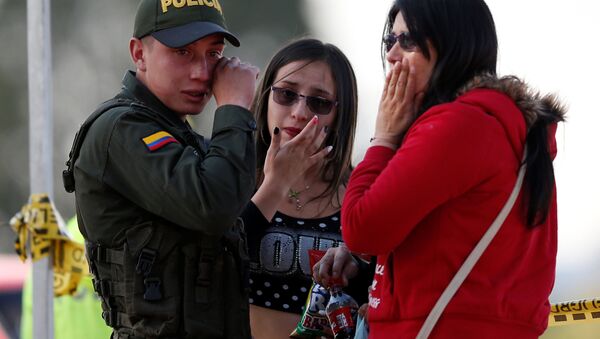 Amigos e familiares das vítimas do atentado contra a Academia de Polícia General Santander, em Bogotá - Sputnik Brasil