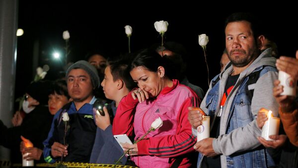 Uma vigília à luz de velas para honrar as vitimas da explosão do carro-bomba, em Bogotá, Colômbia - Sputnik Brasil