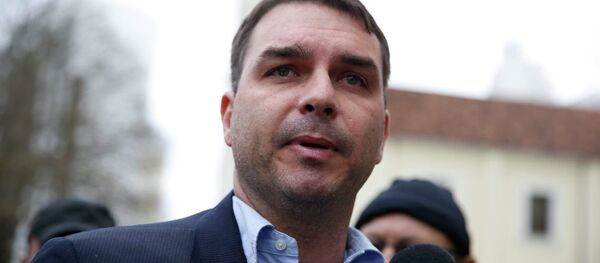 O filho mais velho de Jair Bolsonaro, então deputado estadual do Rio de Janeiro, Flávio Bolsonaro, concede entrevista aos jornalistas em frente ao Hospital Santa Casa de Misericórdia de Juiz de Fora. O filho mais velho de Jair Bolsonaro, então deputado estadual do Rio de Janeiro, Flávio Bolsonaro, concede entrevista aos jornalistas em frente ao Hospital Santa Casa de Misericórdia de Juiz de Fora. - Sputnik Brasil