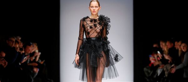 Modelo durante o desfile da Semana de Moda de Berlim Modelo durante o desfile da Semana de Moda de Berlim - Sputnik Brasil