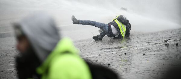 Manifestantes de protesto dos coletes amarelos em Paris - Sputnik Brasil