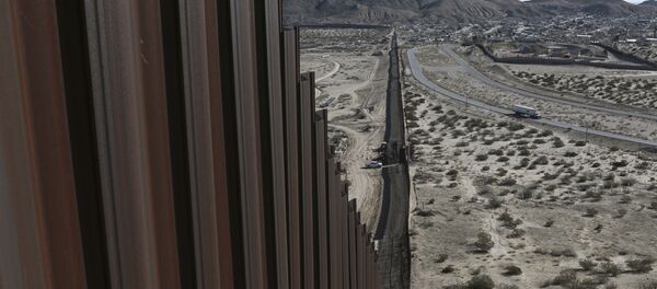 Um caminhão dirige perto da cerca na fronteira entre México-EUA. De um lado está a cidade de Anapra, México e no outro Sunland Park, Novo México. - Sputnik Brasil
