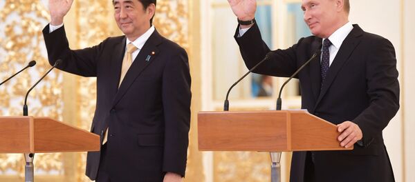 O presidente russo, Vladimir Putin, com o primeiro-ministro japonês, Shinzo Abe - Sputnik Brasil