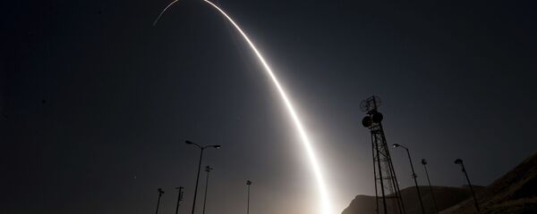 Míssil balístico intercontinental Minuteman 3 sendo lançado durante teste operacional, na base aérea americana de Vandenberg, nos EUA - Sputnik Brasil