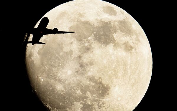 Imagem de aeronave passando pela superlua sobre céu de Frankfurt, Alemanha, 20 de janeiro de 2019 - Sputnik Brasil