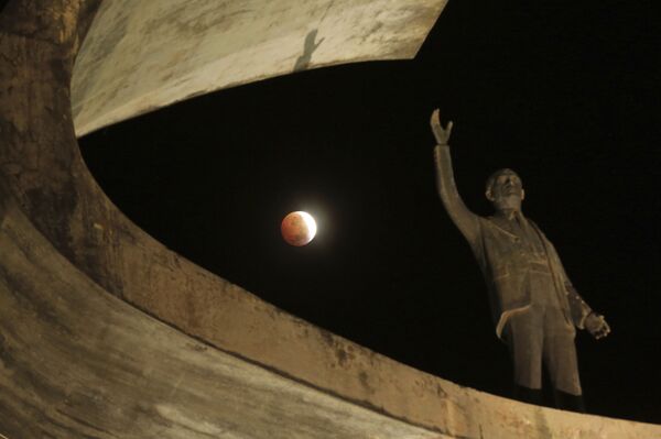Eclipse lunar avança atrás do Memorial JK, um monumento em homenagem ao fundador de Brasília, Brasil, 21 de janeiro de 2019 - Sputnik Brasil
