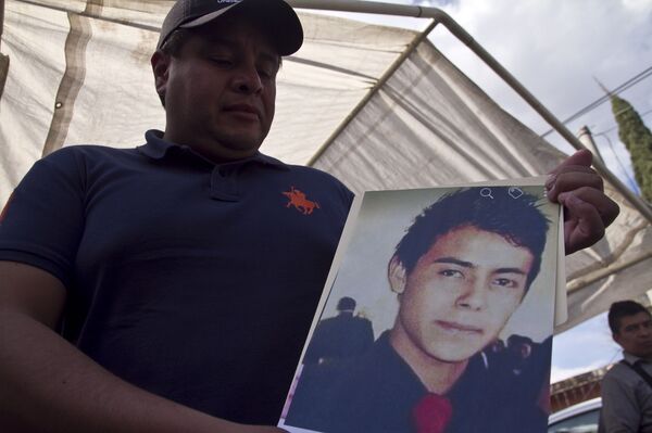 Irmão mostra foto de Cesar Uriel Peña Linares, de 23 anos, desaparecido depois da explosão do oleoduto da Pemex - Sputnik Brasil