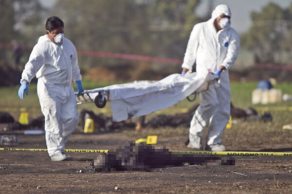 Corpos queimados são inspecionados por peritos depois da explosão do oleoduto da Pemex - Sputnik Brasil