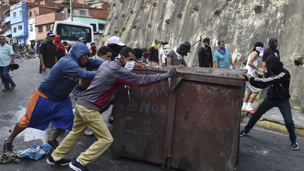 Construção de barricadas em desordens contra o governo em Caracas, Venezuela - Sputnik Brasil