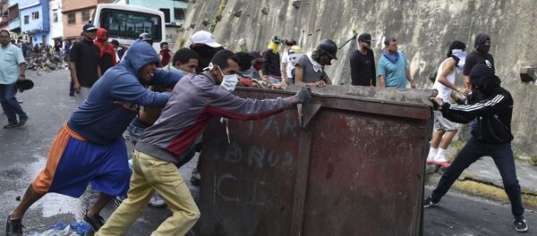 Construção de barricadas em desordens contra o governo em Caracas, Venezuela - Sputnik Brasil
