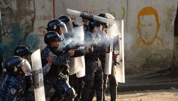 Policiais durante confronto com manifestantes antigovernamentais em Caracas, Venezuela - Sputnik Brasil