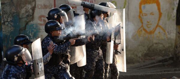 Policiais durante confronto com manifestantes antigovernamentais em Caracas, Venezuela - Sputnik Brasil