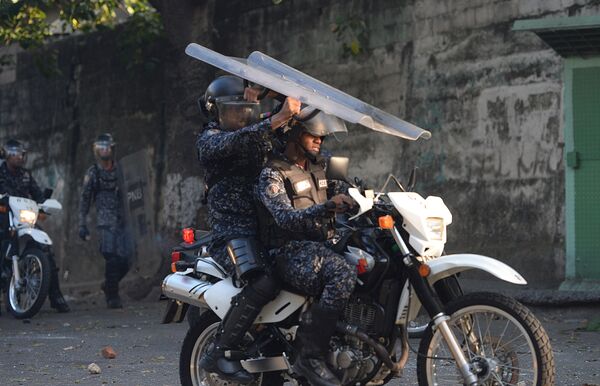 Polícia confrontam manifestantes antigovernamentais em Caracas, Venezuela - Sputnik Brasil