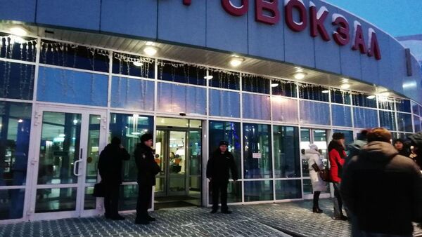 Entrada principal do aeroporto de Khanty-Mansiysk, onde em 22 de janeiro aterrissou o avião com um homem embriagado que estaria armado e que exigiu mudança de rota - Sputnik Brasil