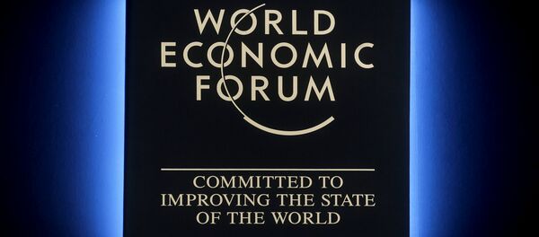 O logo do Fórum Econômico Mundial de Davos brilha durante a reunião anual na Suíça (arquivo) - Sputnik Brasil