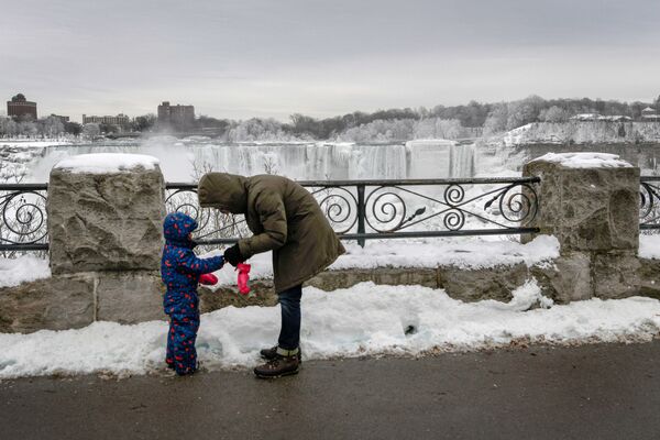 Homem com uma criança perto das cataratas do Niágara no Canadá - Sputnik Brasil