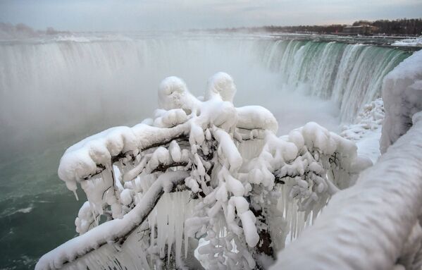 Visão das cataratas do Niágara congeladas no Canadá - Sputnik Brasil