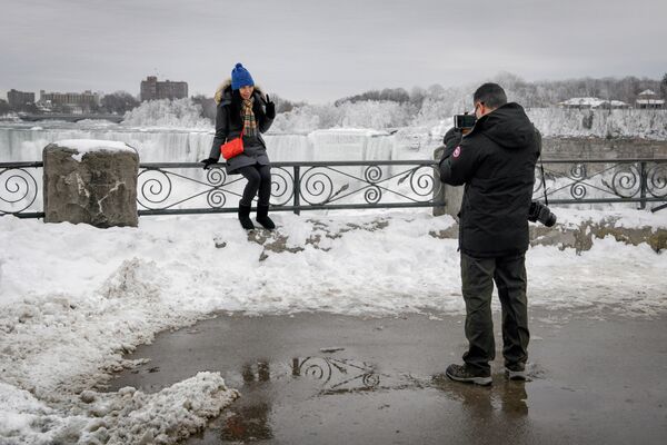 Casal tira foto nas cataratas do Niágara no Canadá - Sputnik Brasil