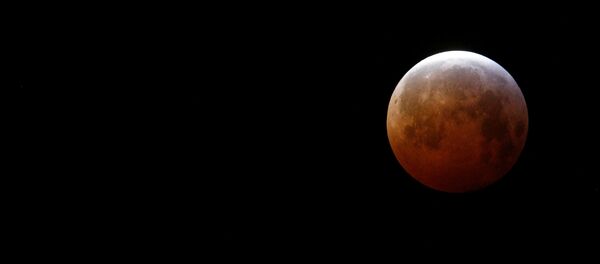 Superlua de sangue de lobo vista da França durante eclipse lunar - Sputnik Brasil