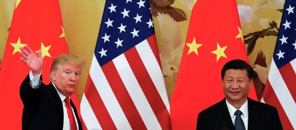 Presidente dos EUA, Donald Trump, acena ao lado do presidente chinês, Xi Jinping, após coletiva de imprensa em Pequim, 9 de novembro de 2017 - Sputnik Brasil