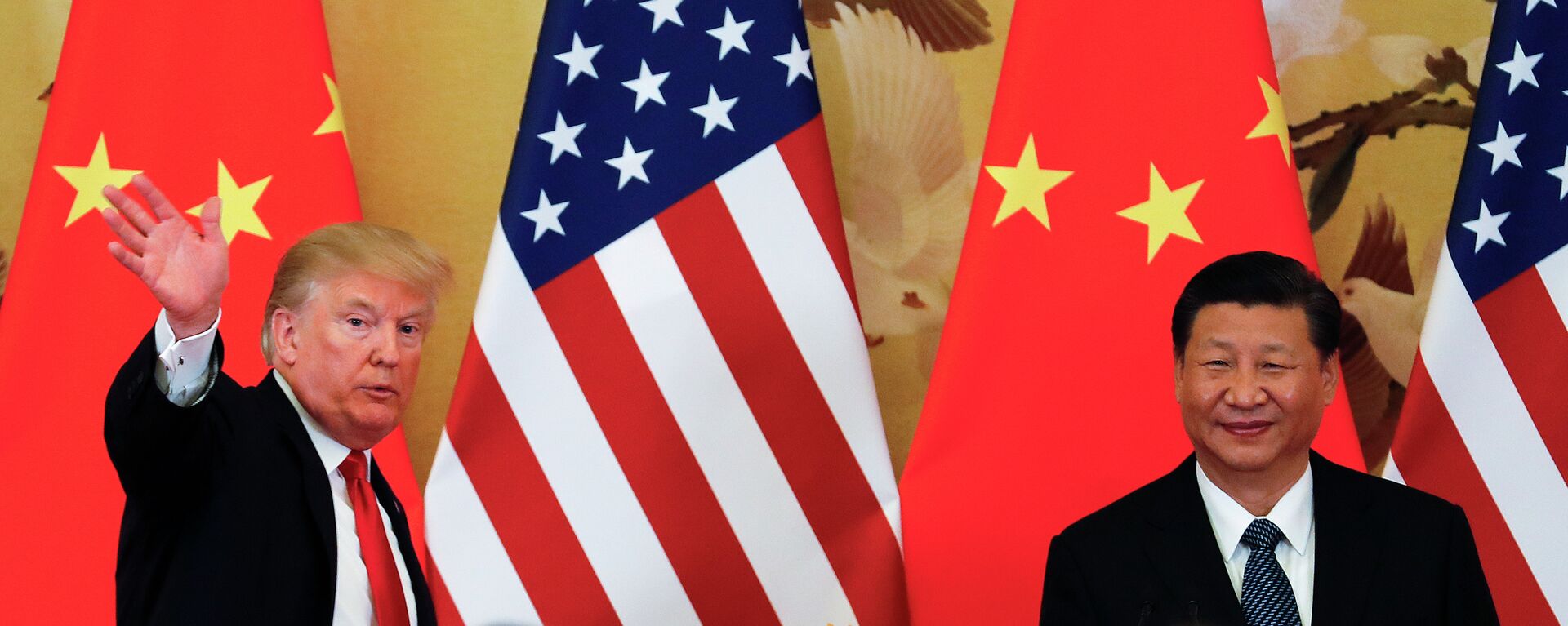 Presidente dos EUA, Donald Trump acena ao lado do presidente chinês, Xi Jinping, após coletiva de imprensa em Pequim, em 9 de novembro de 2017 - Sputnik Brasil, 1920, 11.03.2026