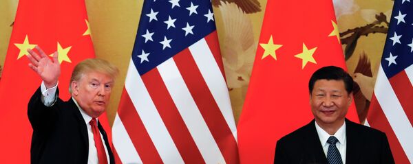 Presidente dos EUA, Donald Trump, acena ao lado do presidente chinês, Xi Jinping, após coletiva de imprensa em Pequim, 9 de novembro de 2017 - Sputnik Brasil