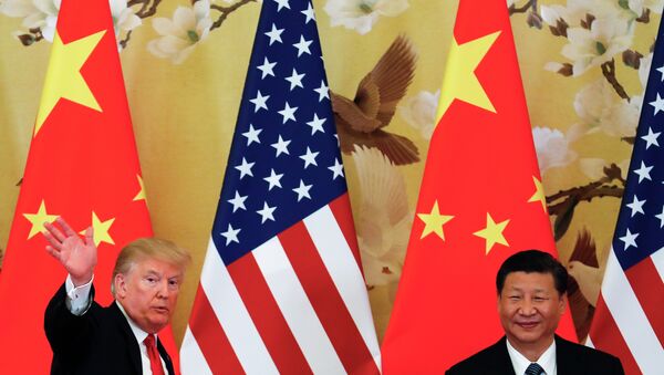 Presidente dos EUA, Donald Trump, acena ao lado do presidente chinês, Xi Jinping, após coletiva de imprensa em Pequim, 9 de novembro de 2017 - Sputnik Brasil