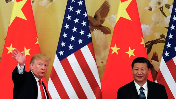 Presidente dos EUA, Donald Trump acena ao lado do presidente chinês, Xi Jinping, após coletiva de imprensa em Pequim, em 9 de novembro de 2017 - Sputnik Brasil