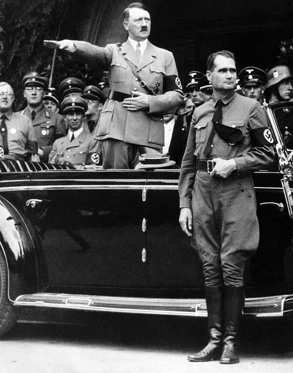 Adolf Hitler e Rudolf Hess durante parada militar em Berlim, em 1938 - Sputnik Brasil