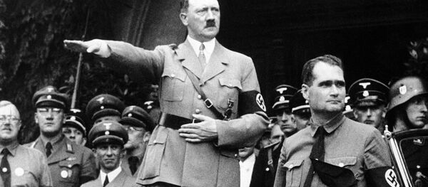 Adolf Hitler e Rudolf Hess durante parada militar em Berlim, em 1938 - Sputnik Brasil