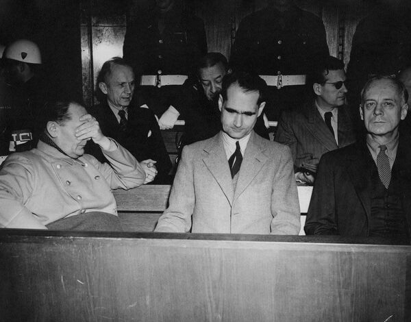 Rudolf Hess, ao centro, durante seu julgamento por crime de guerra, em Nuremberga - Sputnik Brasil