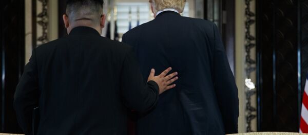O presidente Donald Trump e o líder norte-coreano Kim Jong Um participante de uma cerimônia de assinatura durante uma reunião na ilha de Sentosa (arquivo) O presidente Donald Trump e o líder norte-coreano Kim Jong Um participante de uma cerimônia de assinatura durante uma reunião na ilha de Sentosa (arquivo) - Sputnik Brasil